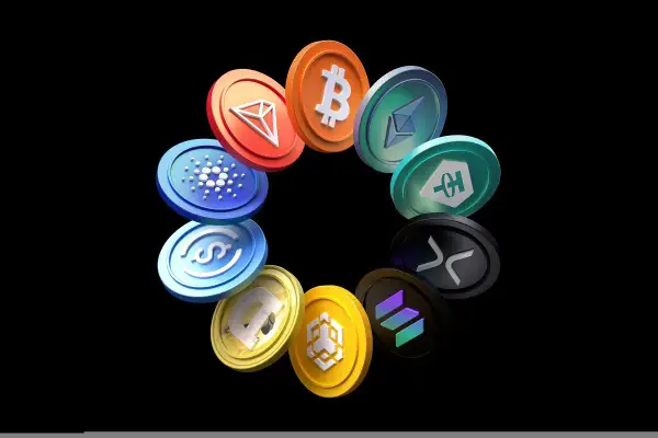 Krąg monet z logo Bitcoin, Ethereum, Cardano i innymi symbolami kryptowalut. Wartość tych aktywów może budzić FUD, ale ich popularność rośnie.